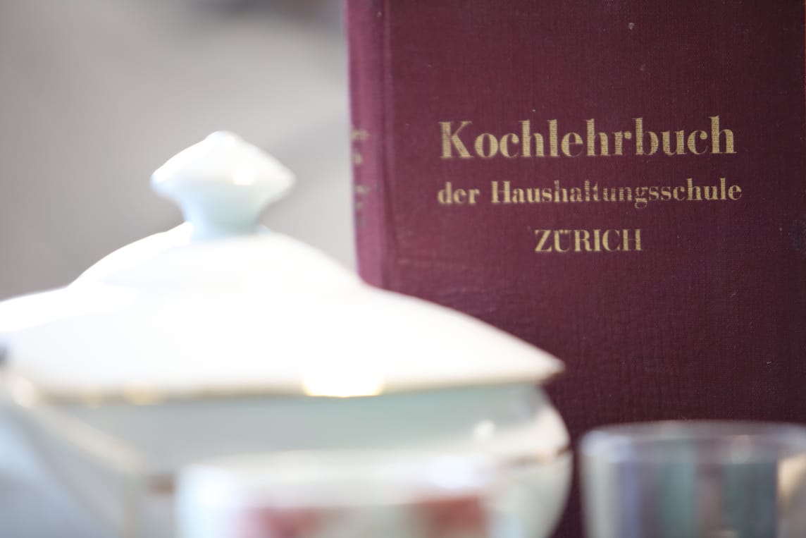 Requisiten sind immer Teil der Tischdekoration. Sie geben Anknüpfungspunkte und regen zum Gespräch an.