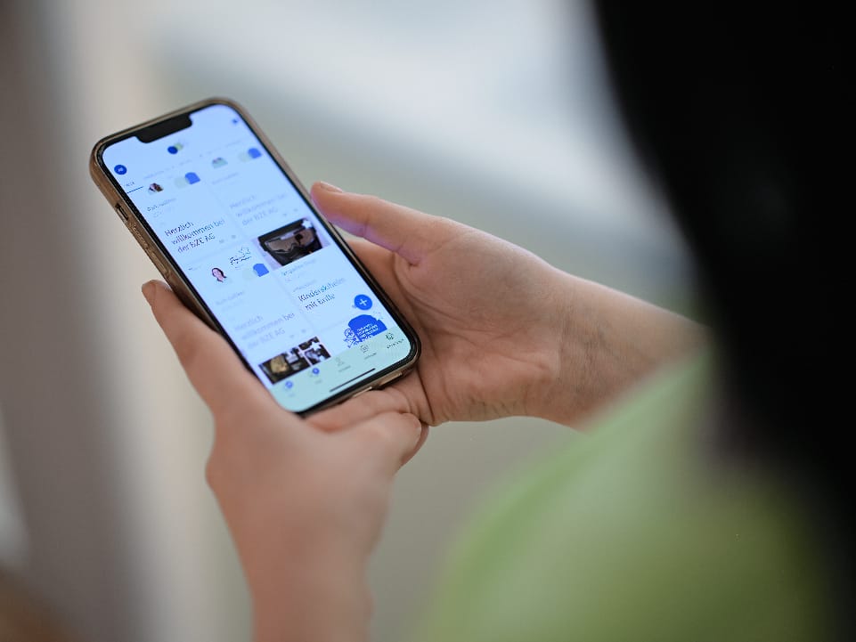 Das Mitarbeiter-App der BZE AG hilft den Mitarbeitenden über die aktuellsten Neuerungen informiert zu bleiben.