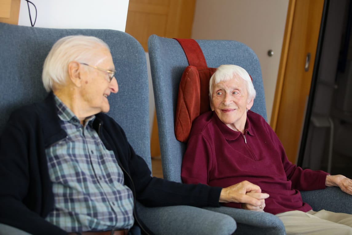 Zwei verheiratete Bewohner schauen sich fröhlich an.