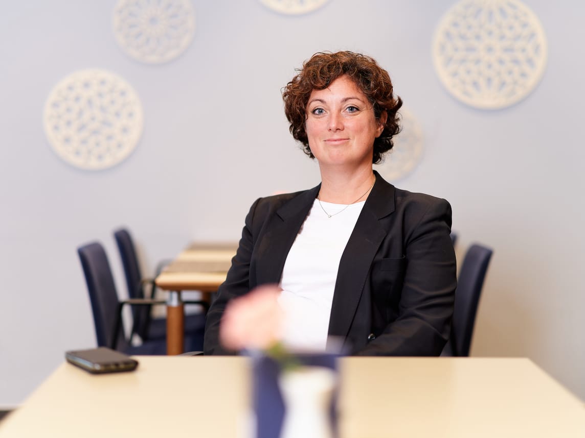 Roja Nikzad ist Mitarbeiterin der Unternehemenskommunikation