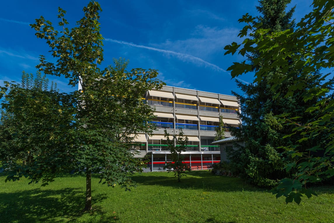Die Alterswohnungen Mattli im Alp Betagtenzentrum sind genau für selbstständige Senioren und Seniorinnen gedacht, welche trotzdem Dienstleistungen aus einer Pflegeeinrichtung beziehen möchten.
