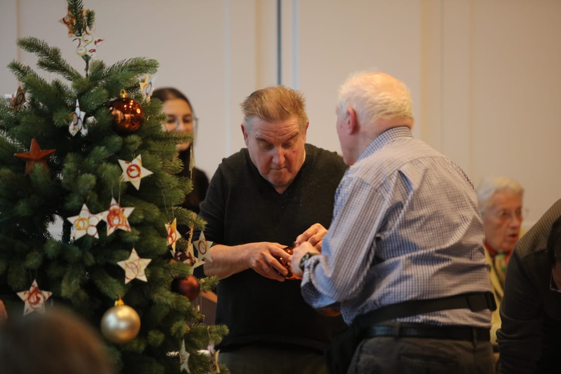 Voller Freude über den netten Besuch und mit viel Engagement beteiligten sich die Bewohnerinnen und Bewohner an der Vorweihnachtsaktion. Im Teamwork gelang ein stattlicher Weihnachtsbaum.
