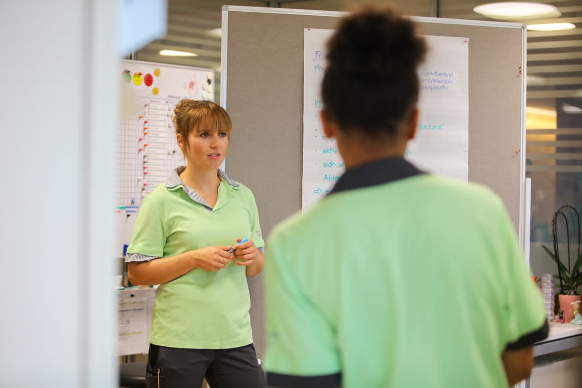 Ein Aspekt der Arbeit als Pflegeexpertin bei der BZE AG ist das Aufgreifen und Vermitteln von konkreten Situationen. So kann Nicole Fitz einzelne Pflege-Teams nach spezifischen Bedürfnisse coachen und unterstützen.