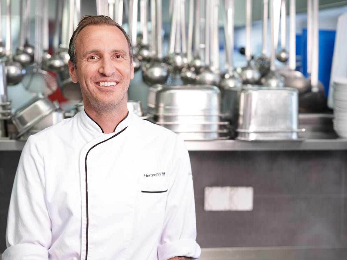 Küchenchef vom Restaurant Alpissimo in der Küche des Restaurants.