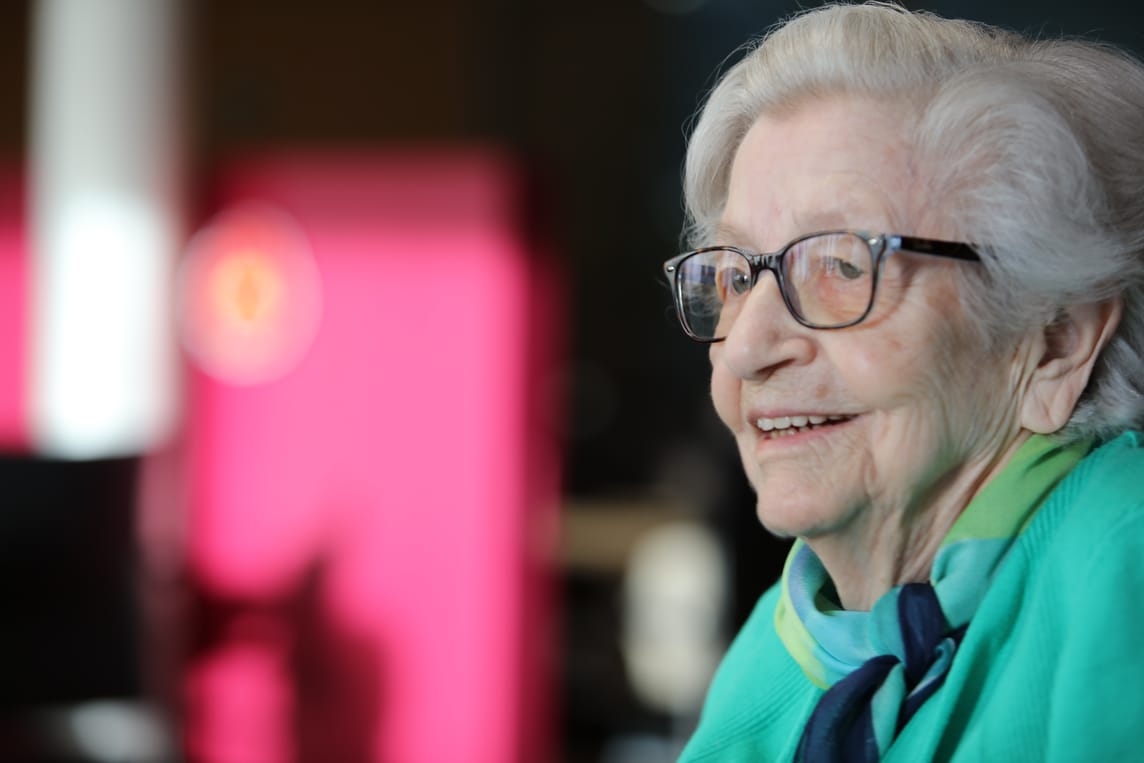 Frau Jost ist zum ersten Mal am Kafi-Kränzli dabei. Sie geniesst die ausgelassene Atmosphäre und die feinen Amaretti sichtlich.
