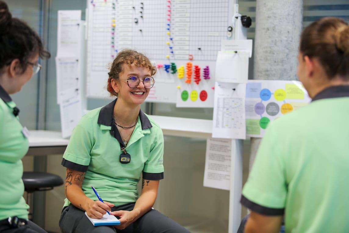Nicole Brunner ist halbtags in allen Pflegeteams des Emmenfeld Betagtenzentrums in der Pflege tätig. So kennt sie alle Bewohnerinnen und Bewohner. Am Nachmittag administriert sie dann den Pflegebedarf und entlastet so die Teams auf den Abteilungen.