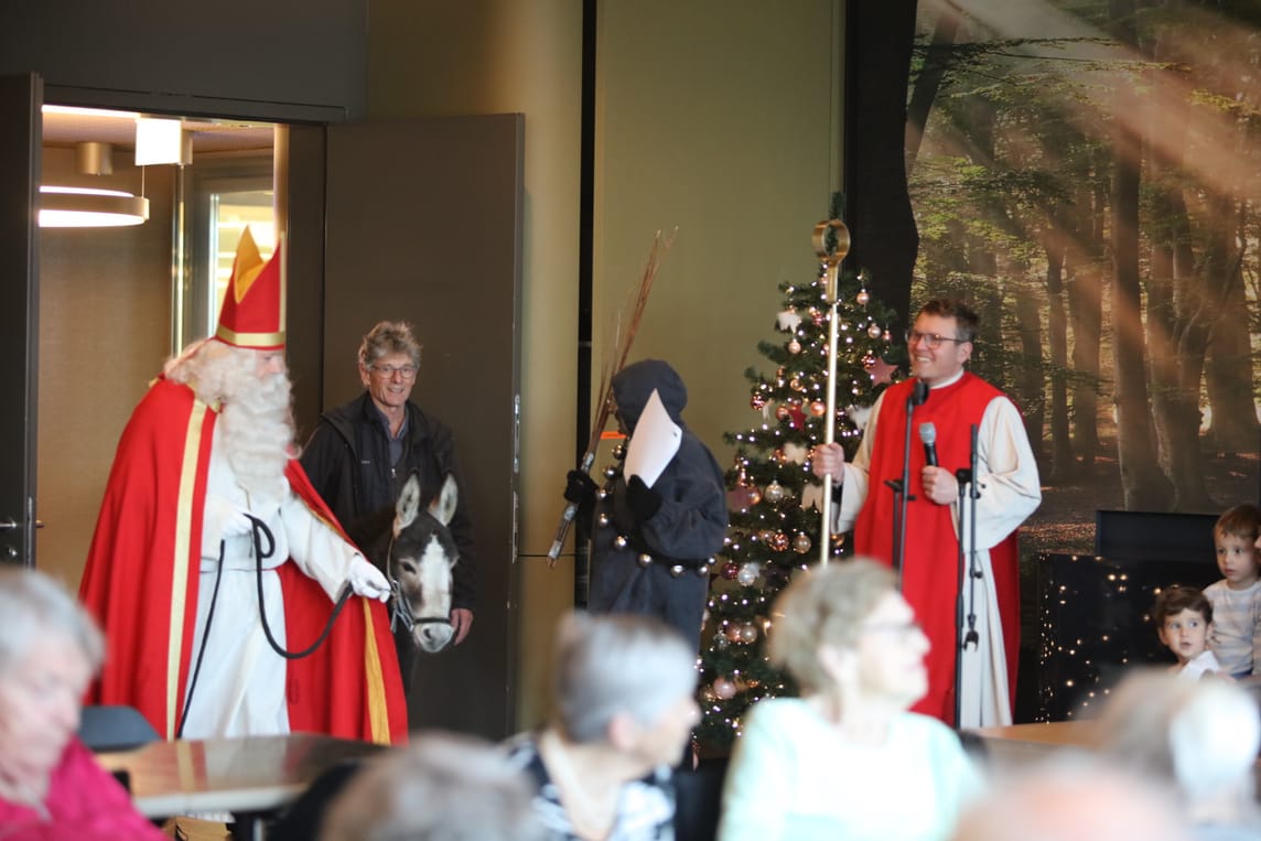 Ein spezieller Überraschungsgast kam in diesem Jahr mit Samichlaus und Schmutzli ins Emmenfeld Betagtenzentrum. Wer war es wohl?