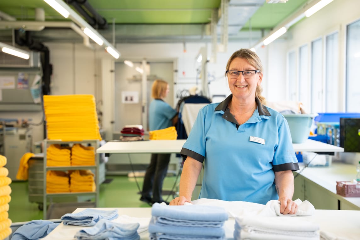 Mit geübten Bewegungen faltet Monika Stauffer in der Lingerie Emmenfeld die Wäsche zusammen:  ein vertrauter Handgriff in einem Alltag, den das Team laufend verbessert.
