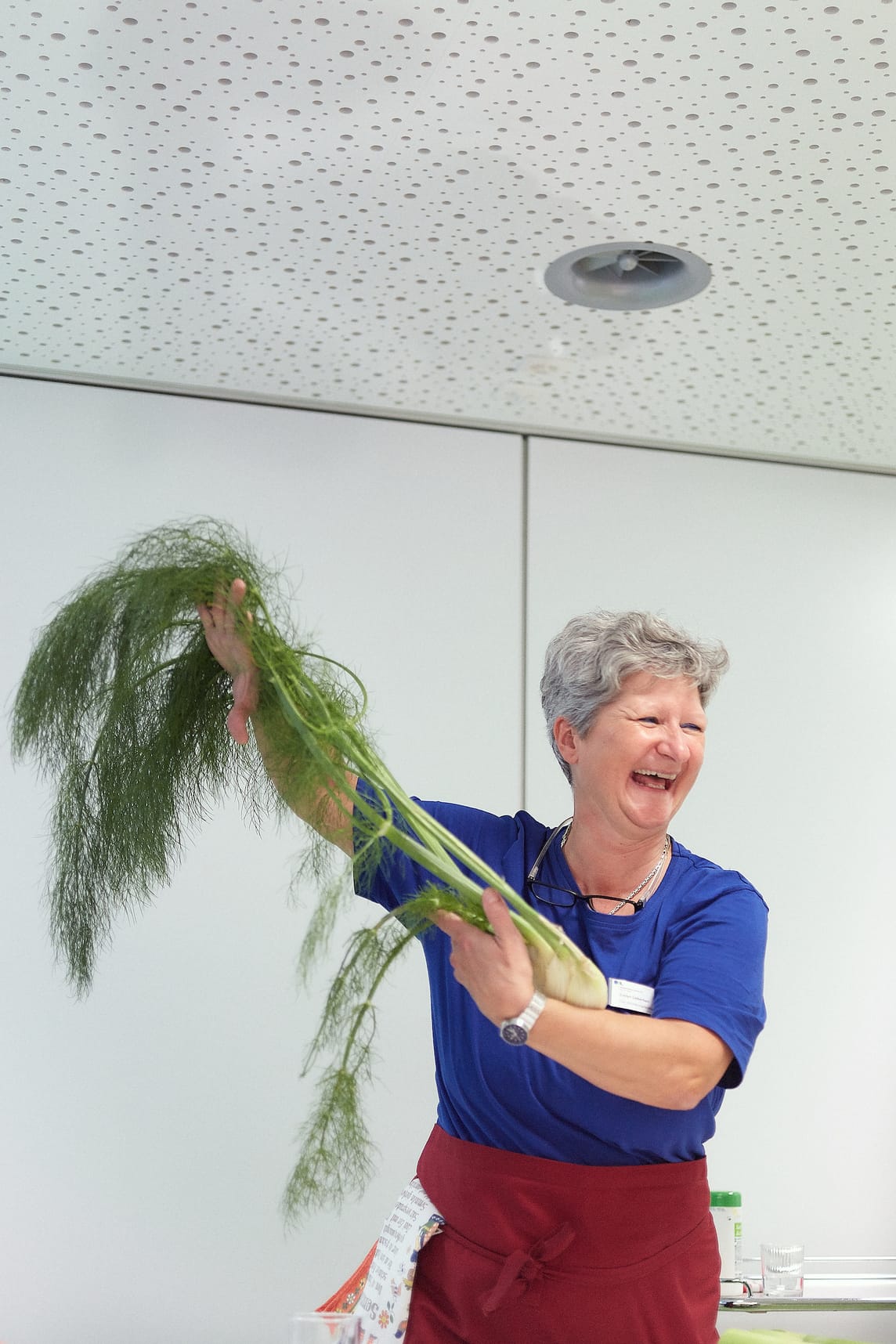 Aktivierungsfachfrau animiert die Bewohnenden