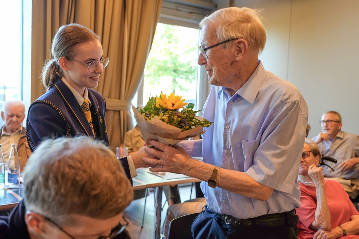 Der Bewohner erhält Blumen. 