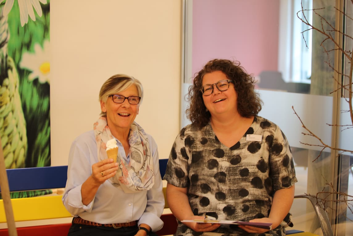 Eine Besucherin unterhält sich mit Nadja Hecht, Leitung KAE, am Sommerfest der BZE AG