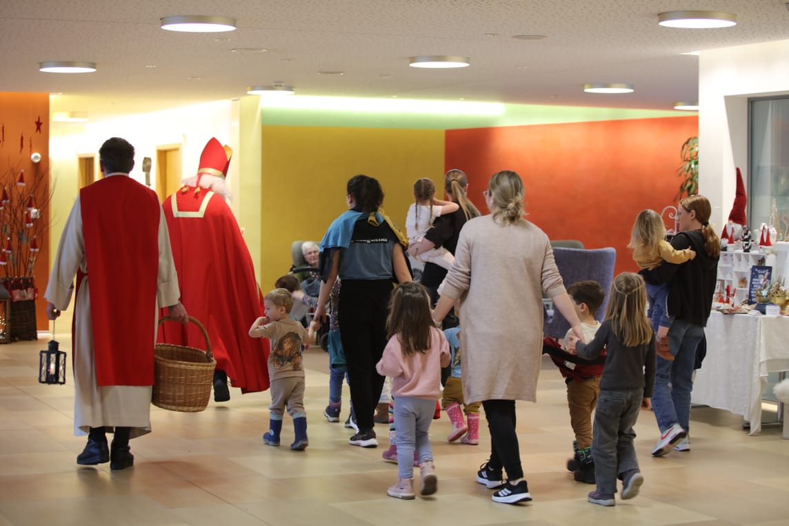 Zum Samichlaus-Besuch kamen auch die Kinder aus der KiTa LUUSZAPFE vorbei. Jung und Alt feiern bei der BZE AG regelmässig zusammen.