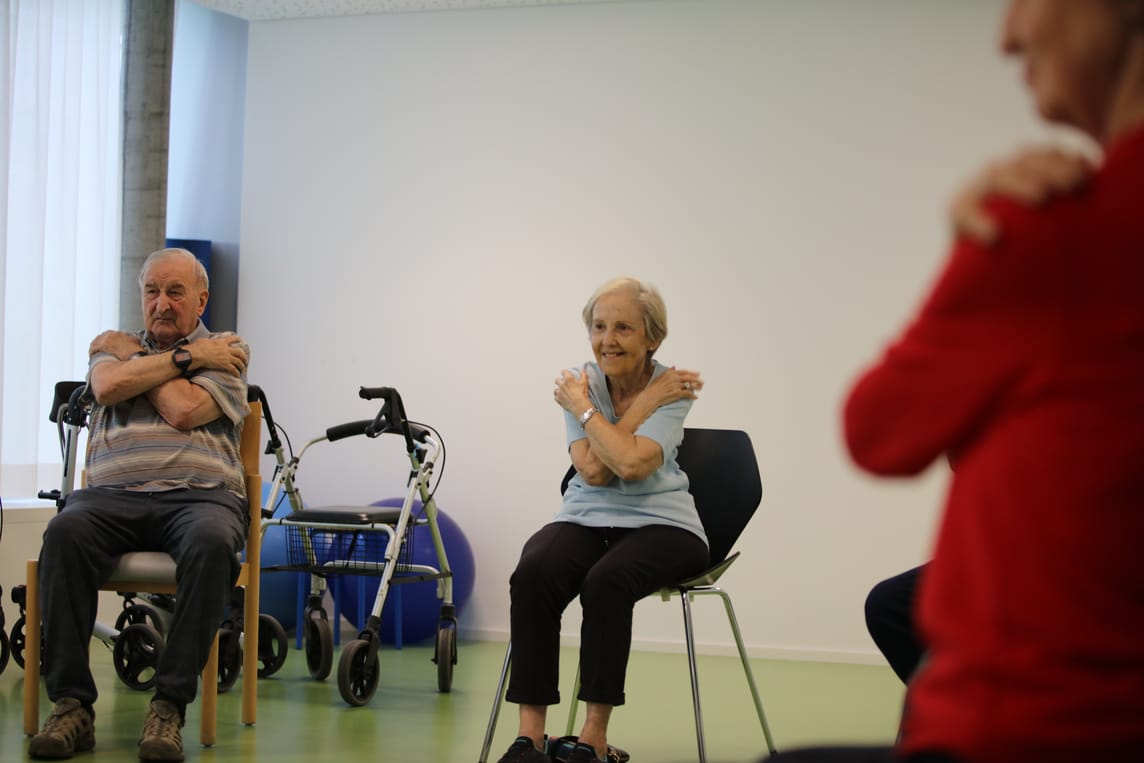 Die wöchentliche Yoga-Stunde für Seniorinnen und Senioren im Alp und Emmenfeld Betagtenzentrum bringt Harmonie in Körper und Geist.
