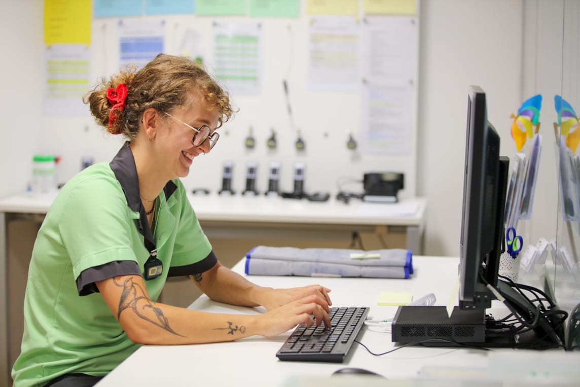 Nicole Brunner gehört zur Fachstelle Pflegebedarfserfassung. Sie entlastet die Pflege-Teams mit der Administration des Pflegebedarfs von jedem Bewohner und jeder Bewohnerin im Emmenfeld Betagtenzentrum.